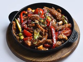 Гаряча сковорода зі свининою і овочами