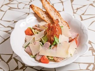 Салат з куркою та карамелізованою панчеттою