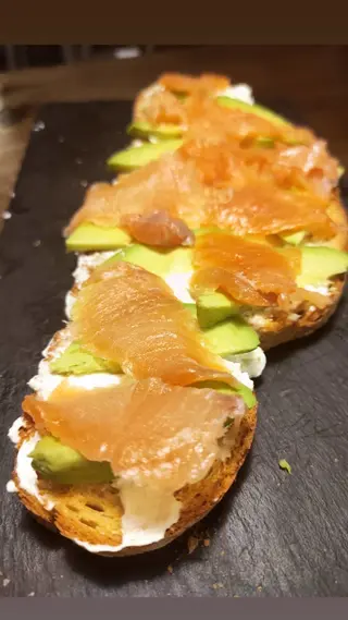 Tostada De Crema De Queso Con Aguacate y Salmón