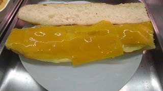 Bocadillo Tortilla con Queso