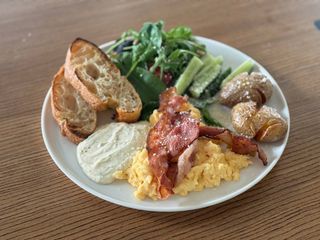 Скрембл з беконом,мікс салат, картопля та трюфельний соус