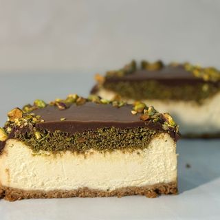 დუბაის შოკოლადის ჩიზქეიქი 4 ნაჭრიანი (15 სმ დიამეტრი)