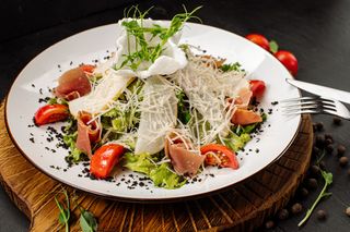 Салат з хамоном та грушею 