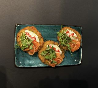 Деруни з лососем