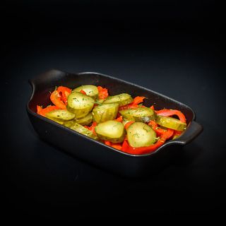 Salata castraveti si gogosari