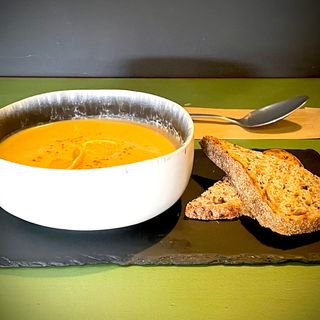 Supa crema de linte cu painica din faina integrala dospita cu maia.