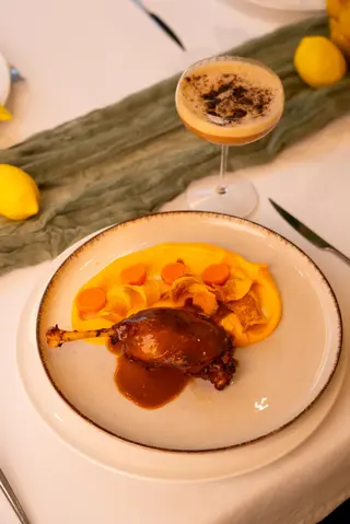 Pulpa de rata confiata, piure de morcovi si sos demi-glace