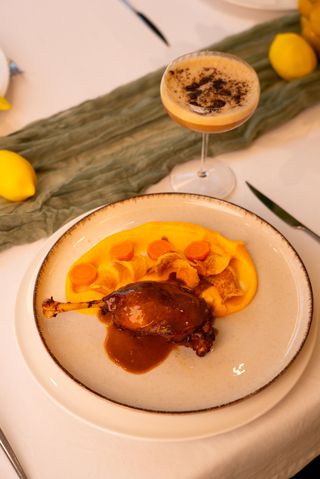 Pulpa de rata confiata, piure de morcovi si sos demi-glace