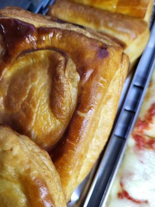 Rustico di pasta sfoglia con mozzarella e cotto (porzione di 100g )