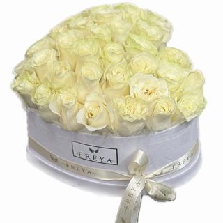 Cutie medie inima alba cu 21 trandafiri White mondial