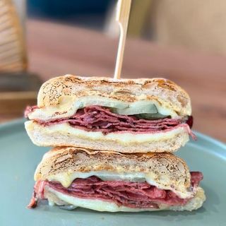 Sándwich deli pastrami