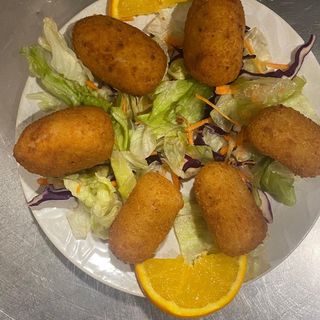 Croquetas De Pollo Y Ensalada