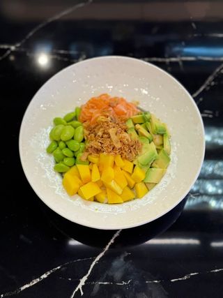 321. Poke con salmone