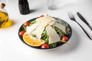 Salată de rucola cu roșii cherry şi parmezan