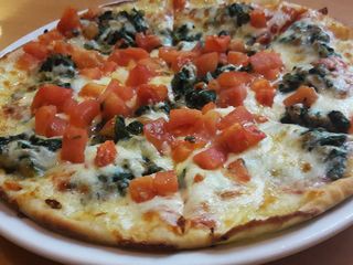 Пица със спанак и белени домати (400г)