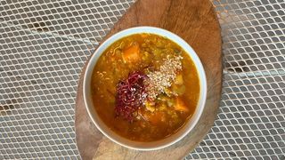 Sambar z czerwonej soczewicy z batatami