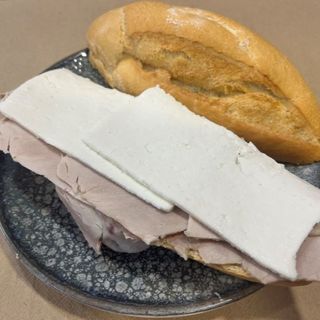 Bocadillo De Pata De Cerdo Con Queso TIerno