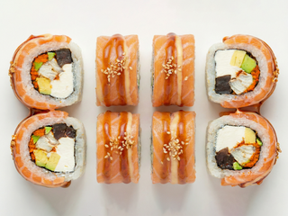 Умамі-рол з лососем та вугрем