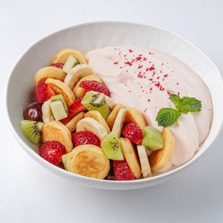 Мини-панкейки со свежими ягодами фруктами и клубничным соусом (150г)