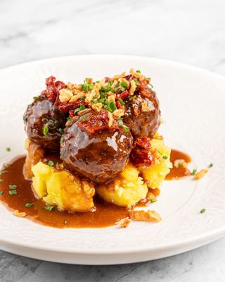 Фрикадельки с мятым картофелем и пармезаном