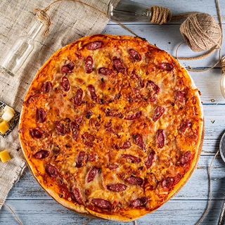 პიცა ცხარე ძეხვით