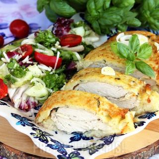 Pierś grillowana z serem i żurawiną, ziemniaki ,surówka