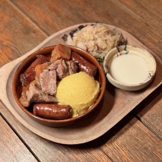 Pomana porcului cu mujdei și mamaligă