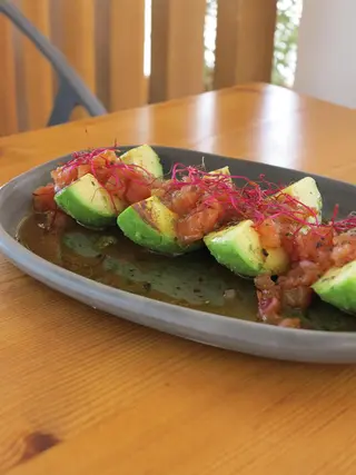 Ensalada de aguacate plancha con cresta de gallo