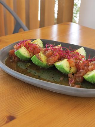 Ensalada de aguacate plancha con cresta de gallo