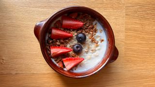 Овсяная каша с ягодами и гранолой