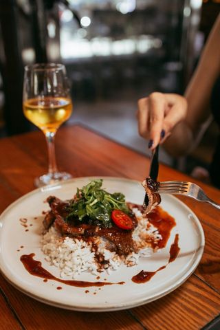 Teleća šnicla u sosu od crvenog vina i suvih šljiva