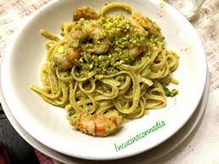 Tagliatelle con pesto di pistacchio e gamberetti