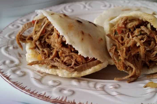 Arepa Con Carne Mechada (1 Ud.)
