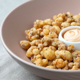 Palomitas de coliflor con togarashi