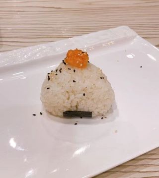 100a. Onigiri salmone onigiri ripieno di condito