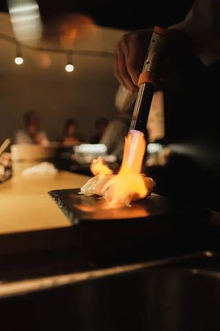 Nigiri salmone flambè