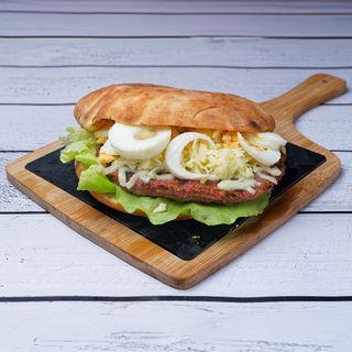 Pljeskavica sa kačkavaljem i jajetom