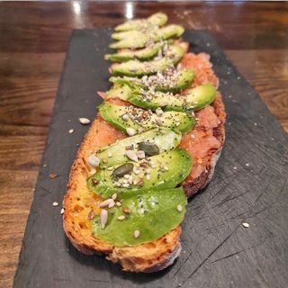 Tosta De Aceite de oliva extra, Tomate natural rallado, Aguacate y semillas