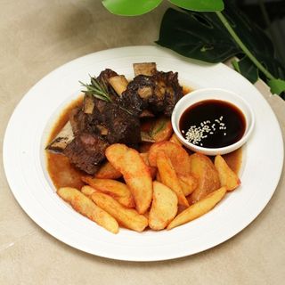 Томленые говяжьи ребра 