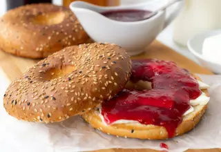 Bagel Mantequilla + Mermelada