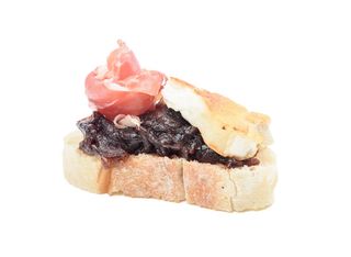 Брускети с прошуто, запечено козе сирене и лучен мармалад (4бр-150г)