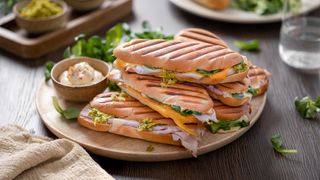 Sendvič sa šunkom i sirom