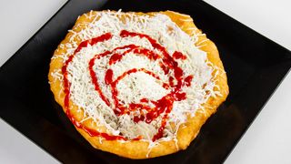 Langos cu telemea si ketchup