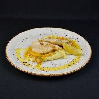 Судак с томленными овощами