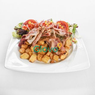 Polędwica w boczku na konfiturze z czerwonej cebuli