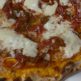 PIZZA CON SUGO DI BRACIOLA, BRACIOLA E PECORINO ROMANO
