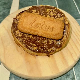 Rollo de canela con toppings