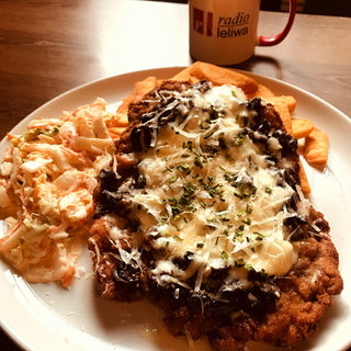 KOTLET SCHABOWY ZAPIEKANY / SER / PIECZARKI / GRUBE FRYTKI / SURÓWKA