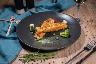 Somon la grill cu sos de lamaie