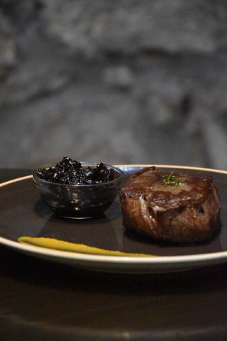 Beafsteak from grill, onion chutney